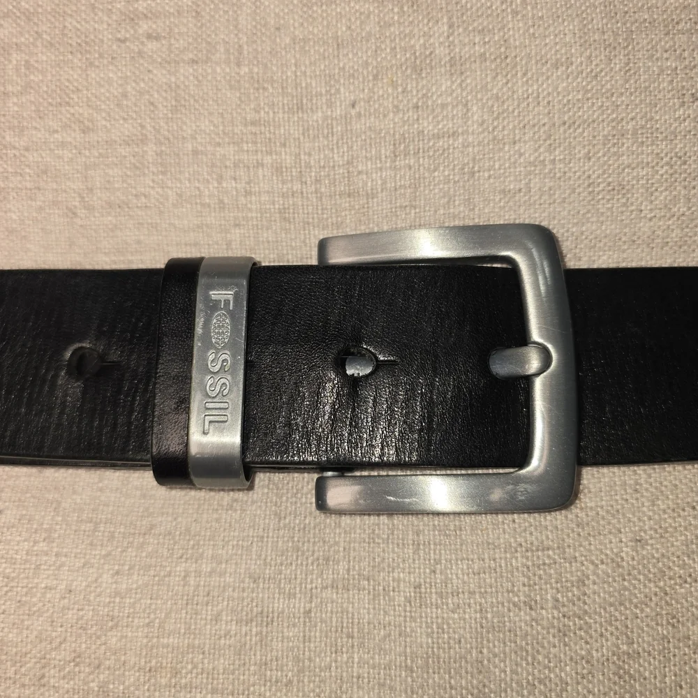 CLASSIC FOSSIL BRAND GENUINE BLACK LEATHER BELT SILVER BUCKLE MENS SIZE 42 EUC
